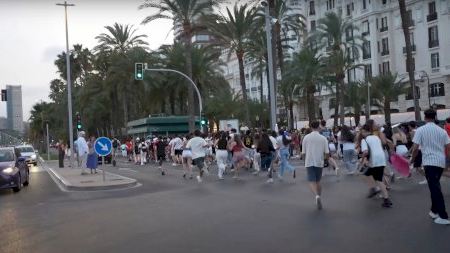 Locura en las calles de Alicante por una estampida de jóvenes tras dos influencers en patinete