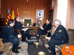 El alcalde de Vila-real, Juan José Rubert, recibe a Antonio Moreno, nuevo comisario del Cuerpo Nacional de Policía en Vila-real