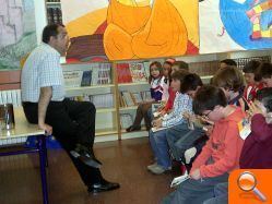 Los alumnos de la escuela de Vilafranca reciben la visita del escritor Josep Antoni Fluixà - (foto 2)