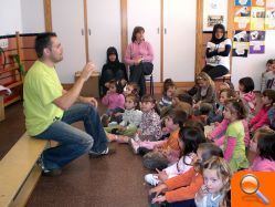 Los alumnos de la escuela de Vilafranca reciben la visita del escritor Josep Antoni Fluixà - (foto 3)