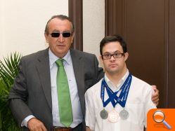 El presidente provincial felicita a Javier Nomdedéu por sus éxitos en los Special Olympics