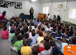 Los escolares de Vila-real disfrutan de diversos cuenta-cuentos con el objetivo de concienciarles en la necesidad de cuidar la naturaleza y el medio ambiente - (foto 3)