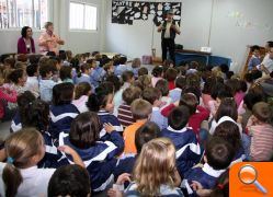 Los escolares de Vila-real disfrutan de diversos cuenta-cuentos con el objetivo de concienciarles en la necesidad de cuidar la naturaleza y el medio ambiente - (foto 2)