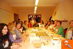 Los alumnos el Taller de Cuina aprenden a cocinar pastissets de Nadal