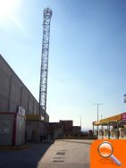 Jaume Cortina: "La antena de telefonía ilegal sigue junto a una gasolinera pese al anuncio de la alcaldesa de retirarla en breve"    - (foto 2)