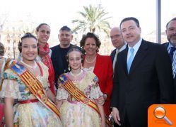 La Alcaldesa presencia la octava mascletà de las fallas en la calle, rodeada de valencianos