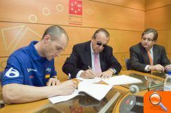 Álex Debón firma el contrato de esponsorizacion con Aeropuerto de Castellón - (foto 2) Álex Debón firma el contrato de esponsorizacion con Aeropuerto de Castellón - (foto 2)