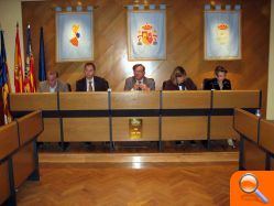 Trabajadores de la FTA-UGT hacen acto de presencia en el pleno para reivindicar mayor cobertura para el paro agrícola - (foto 3) Trabajadores de la FTA-UGT hacen acto de presencia en el pleno para reivindicar mayor cobertura para el paro agrícola - (foto 3)