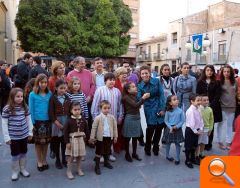 Las reinas de las fiestas y la primavera inauguran el alumbrado extraordinario de las Fiestas Patronales y de Moros y Cristianos