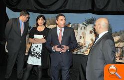 Flores asiste a la inauguración del belén de la sala Lametro de Colón del artista valenciano Pedro Ródenas - (foto 2) Flores asiste a la inauguración del belén de la sala Lametro de Colón del artista valenciano Pedro Ródenas - (foto 2)