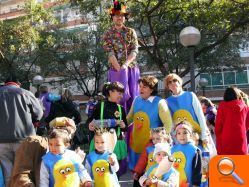 El barrio Virgen del Remedio ha acogido el pasacalles de Carnaval de la escuela "Els Xiquets"