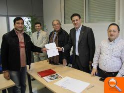 El alcalde entrega los diplomas de los cursos de castellano y encuadernación para inmigrantes - (foto 2)