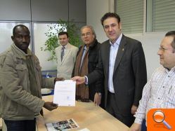 El alcalde entrega los diplomas de los cursos de castellano y encuadernación para inmigrantes - (foto 3)