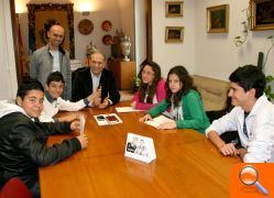 Cinco alumnos del Instituto Ausiàs March entrevistan al alcalde de Manises para su programa en Aula Ràdio