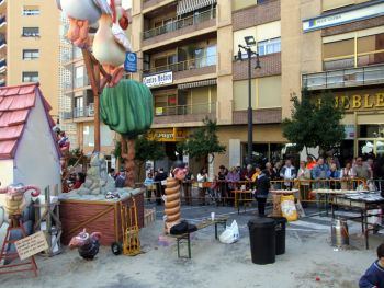 La Falla del Calp Vell planta su monumento fallero dedicado a la crítica  de la política municipal y la crisis económica