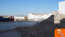 El derribo del pabellón festero sirve de antesala al comienzo definitivo de las obras de la futura piscina cubierta municipal - (foto 2)