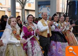 El mundo fallero de Manises ofrenda sus flores a la Virgen de los Desamparados - (foto 6)