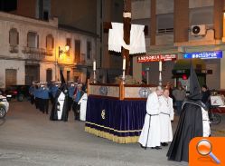 Los cofrades de la Hermandad de la Soledad trasladan el paso de la Vera Cruz a la iglesia de San Juan Bautista - (foto 4) Los cofrades de la Hermandad de la Soledad trasladan el paso de la Vera Cruz a la iglesia de San Juan Bautista - (foto 4)