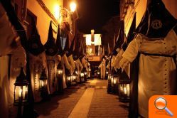 Los cofrades de la Hermandad de la Soledad trasladan el paso de la Vera Cruz a la iglesia de San Juan Bautista - (foto 2) Los cofrades de la Hermandad de la Soledad trasladan el paso de la Vera Cruz a la iglesia de San Juan Bautista - (foto 2)