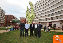 La escultura “Alegría” muestra la apuesta del Ayuntamiento por la cerámica como elemento de embellecimiento de la ciudad