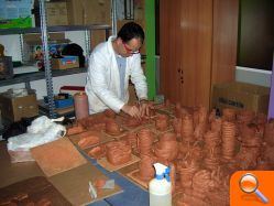 Los alumnos de la Fundación Síndrome de Down elaboran los trofeos de la I Feria Solidaria de l’Alcora - (foto 2) Los alumnos de la Fundación Síndrome de Down elaboran los trofeos de la I Feria Solidaria de l’Alcora - (foto 2)