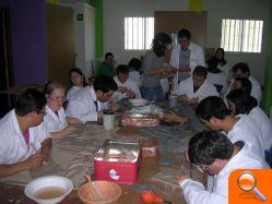 Los alumnos de la Fundación Síndrome de Down elaboran los trofeos de la I Feria Solidaria de l’Alcora - (foto 3) Los alumnos de la Fundación Síndrome de Down elaboran los trofeos de la I Feria Solidaria de l’Alcora - (foto 3)