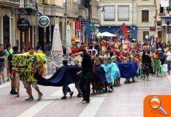 El colegio Santa Cruz saca a la calle su creatividad con un espectáculo sobre diversidad y mestizaje