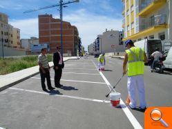 Un programa de empleo subvencionado facilita pintores para adecuar viales y mobiliario urbano