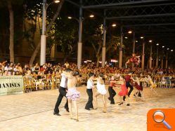 El Grup d'Esplai de Ball Esportiu de Manises llena de ritmo la noche manisera con la exhibición  a cargo de los integrantes de la escuela - (foto 3)