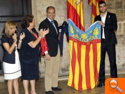 Camps entrega la Cruz de la orden de Jaume I El Conqueridor a Albiol tras proclamarse la selección campeona del mundo de fútbol - (foto 3)