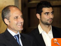 Camps entrega la Cruz de la orden de Jaume I El Conqueridor a Albiol tras proclamarse la selección campeona del mundo de fútbol - (foto 2)