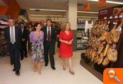 La consellera de Agricultura y el director general de Consum han inaugurado el nuevo supermercado de la compañía ubicado en Alcàsser