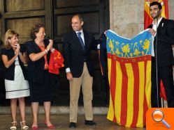Homenaje de las autoridades valencianas al jugador valenciano de la Selección Española, Raúl Albiol - (foto 2)