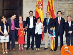 Homenaje de las autoridades valencianas al jugador valenciano de la Selección Española, Raúl Albiol - (foto 3)