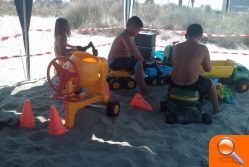 El Ayuntamiento incrementa la oferta en la playa para los niños y sus padres con una actividad lúdica basada en la construcción 