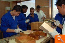 24 jóvenes de la Zona Norte participan en talleres socioeducativos sobre peluquería y carpintería - (foto 2)