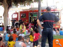 Los bomberos visitan el Campamento Urbano organizado por la Concejalía de Juventud - (foto 2) Los bomberos visitan el Campamento Urbano organizado por la Concejalía de Juventud - (foto 2)