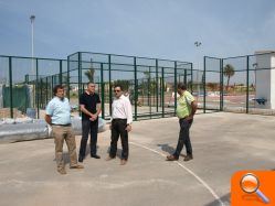 Colocan los cerramientos metálicos de las dos nuevas pistas de pádel en el pabellón Zona Norte - (foto 2) Colocan los cerramientos metálicos de las dos nuevas pistas de pádel en el pabellón Zona Norte - (foto 2)