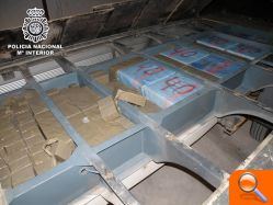 La Policía Nacional se incauta de más de media tonelada de hachís camuflada en la estructura de un camión - (foto 3) La Policía Nacional se incauta de más de media tonelada de hachís camuflada en la estructura de un camión - (foto 3)