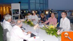 El alcalde de Benidorm y el embajador británico recorren las calles de la “zona inglesa” - (foto 6)