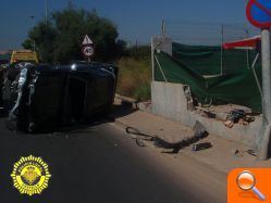 Un vehículo colisiona con otro y tras dar varias vueltas se empotra contra el muro de un solar de la Cuadra Borriolench - (foto 2) Un vehículo colisiona con otro y tras dar varias vueltas se empotra contra el muro de un solar de la Cuadra Borriolench - (foto 2)
