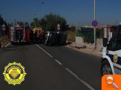 Un vehículo colisiona con otro y tras dar varias vueltas se empotra contra el muro de un solar de la Cuadra Borriolench - (foto 3) Un vehículo colisiona con otro y tras dar varias vueltas se empotra contra el muro de un solar de la Cuadra Borriolench - (foto 3)