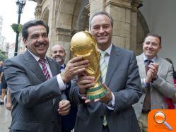 4.408 personas visitan la Copa del Mundo durante las dos jornadas en las que ha estado expuesta en la Diputación - (foto 2)