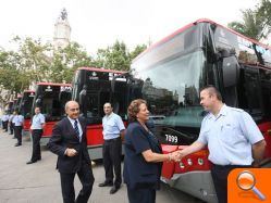 El Ayuntamiento presenta 20 nuevos autobuses, adaptados y ecológicos