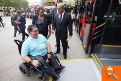 El Ayuntamiento presenta 20 nuevos autobuses, adaptados y ecológicos - (foto 3)