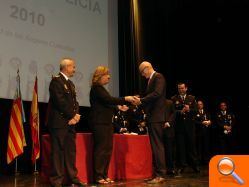 La alcaldesa entrega al magistrado decano Javier Reyes la medalla de la Policía Local de Dénia - (foto 4) La alcaldesa entrega al magistrado decano Javier Reyes la medalla de la Policía Local de Dénia - (foto 4)
