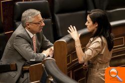 La diputada Inmaculada Bañuls aborda al Ministro Blanco para preguntarle sobre Gandia - (foto 2) La diputada Inmaculada Bañuls aborda al Ministro Blanco para preguntarle sobre Gandia - (foto 2)