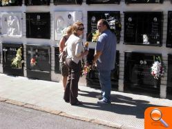 Un rosario de gente visita el cementerio para comprobar si las lápidas de sus familiares se han visto afectadas por el robo de fotografías