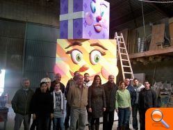 Los alumnos del Curso de Artista Constructor Hogueras de la Agencia Local realizan y plantan las Hogueras Mayor e Infantil de Fogueres en Nadal