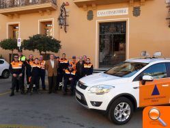 El alcalde de Requena y el concejal de gobernación presentan el nuevo vehículo de protección civil